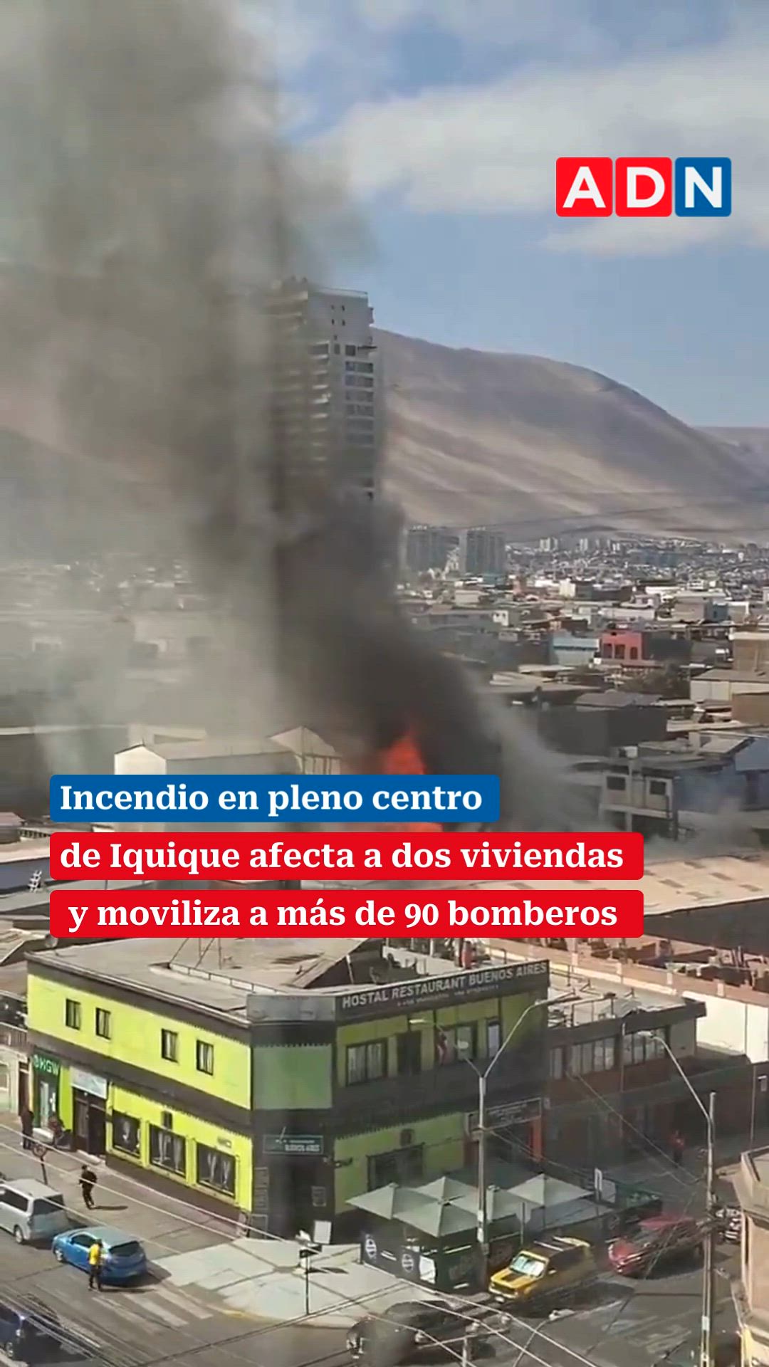 Incendio en pleno centro de Iquique afecta a dos viviendas y moviliza a más de 90 bomberos
